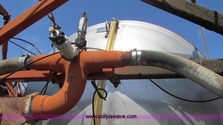 image for item E3922 1986 International S2500 Dempster liquid floater truck