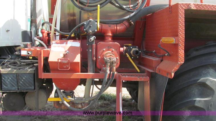 image for item E3922 1986 International S2500 Dempster liquid floater truck