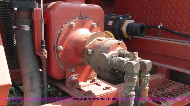 image for item E3922 1986 International S2500 Dempster liquid floater truck