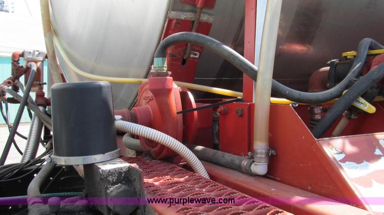 image for item E3922 1986 International S2500 Dempster liquid floater truck