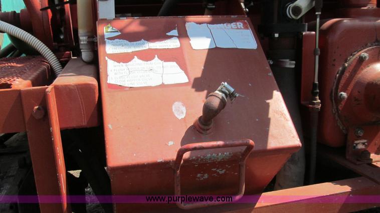 image for item E3922 1986 International S2500 Dempster liquid floater truck