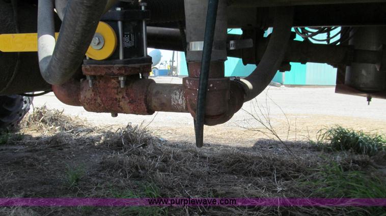 image for item E3922 1986 International S2500 Dempster liquid floater truck