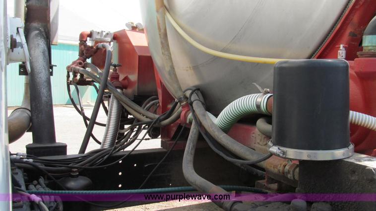 image for item E3922 1986 International S2500 Dempster liquid floater truck