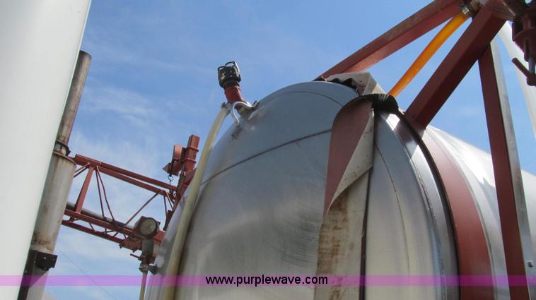 image for item E3922 1986 International S2500 Dempster liquid floater truck