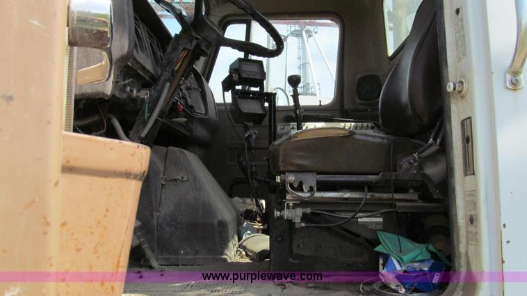 image for item E3922 1986 International S2500 Dempster liquid floater truck