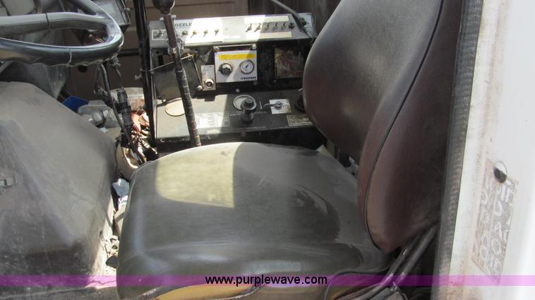 image for item E3922 1986 International S2500 Dempster liquid floater truck