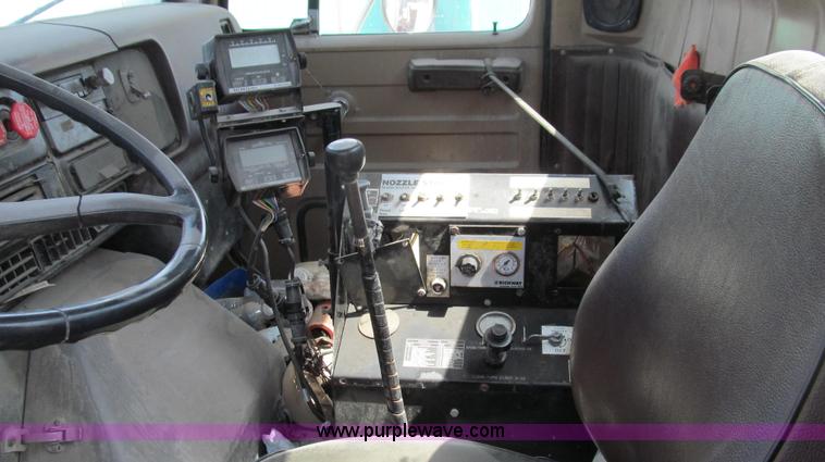 image for item E3922 1986 International S2500 Dempster liquid floater truck