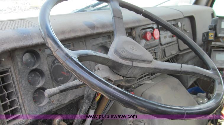 image for item E3922 1986 International S2500 Dempster liquid floater truck