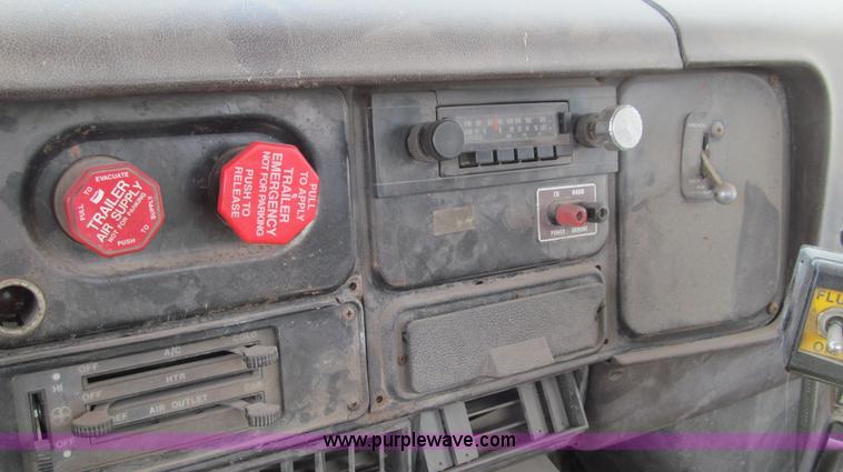 image for item E3922 1986 International S2500 Dempster liquid floater truck