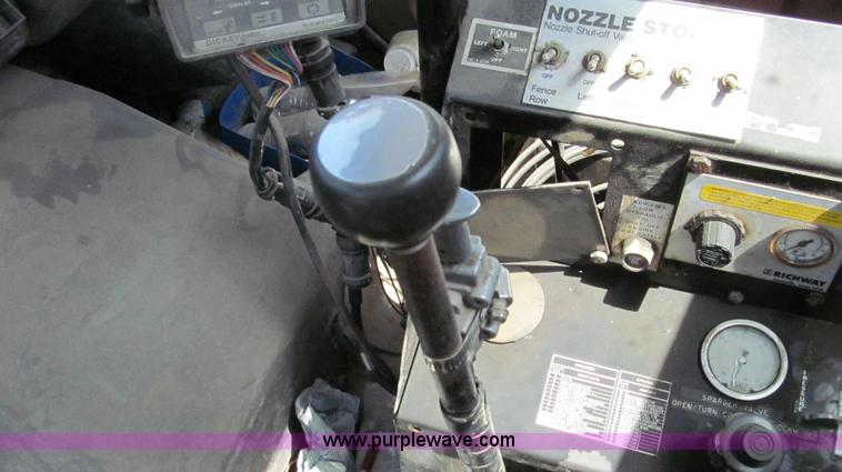 image for item E3922 1986 International S2500 Dempster liquid floater truck