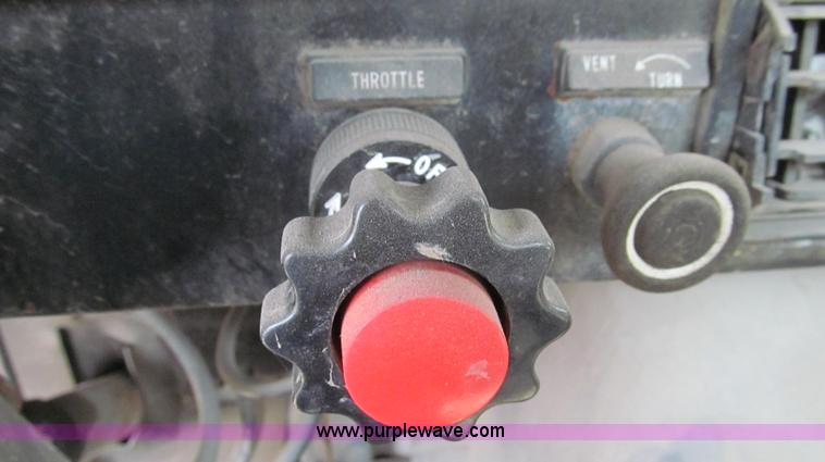 image for item E3922 1986 International S2500 Dempster liquid floater truck