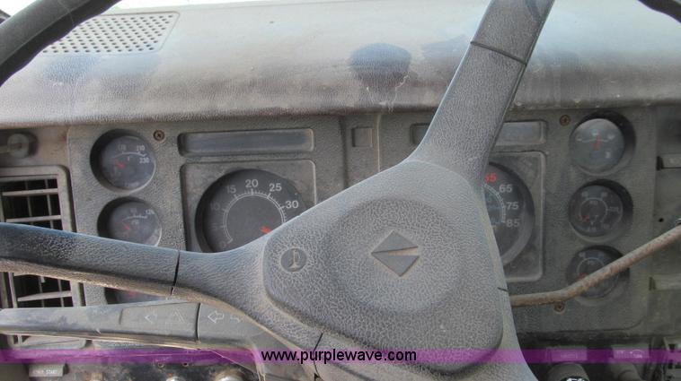 image for item E3922 1986 International S2500 Dempster liquid floater truck
