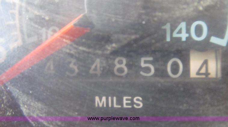 image for item E3922 1986 International S2500 Dempster liquid floater truck