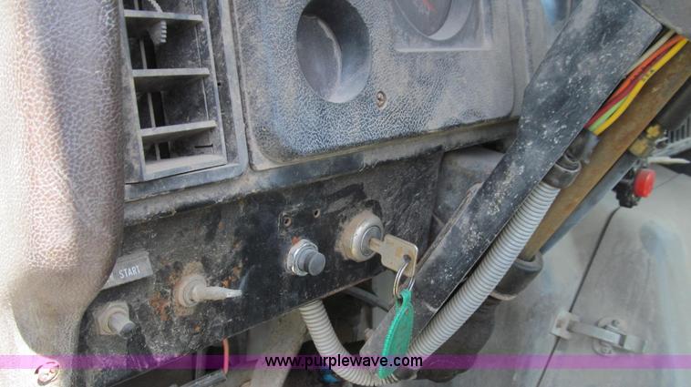 image for item E3922 1986 International S2500 Dempster liquid floater truck