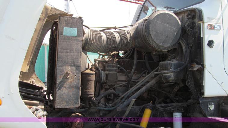 image for item E3922 1986 International S2500 Dempster liquid floater truck