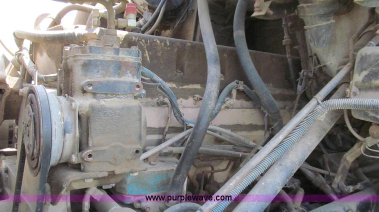 image for item E3922 1986 International S2500 Dempster liquid floater truck