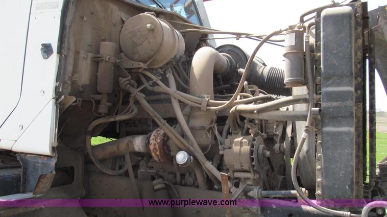 image for item E3922 1986 International S2500 Dempster liquid floater truck