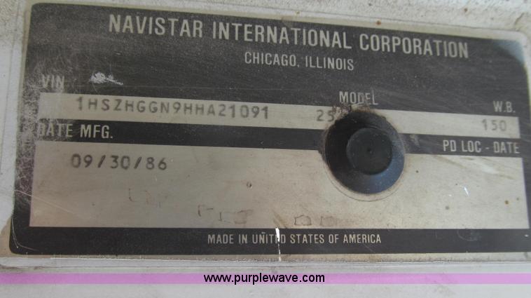 image for item E3922 1986 International S2500 Dempster liquid floater truck