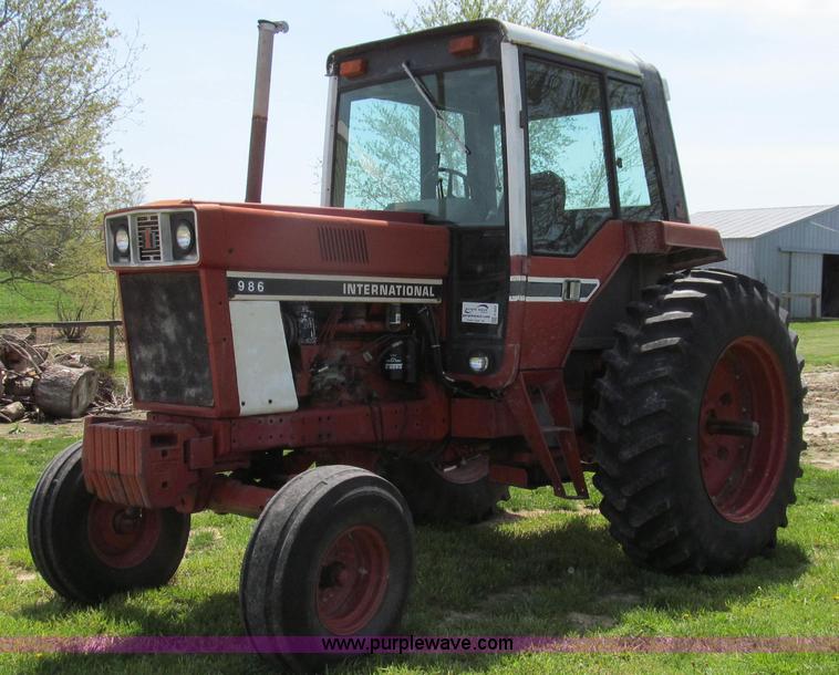 image for item E3923 1976 International 986 tractor