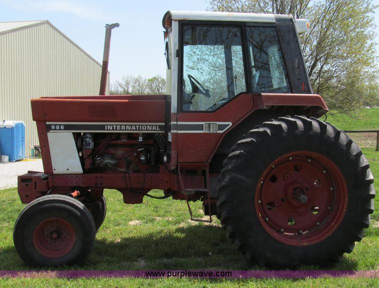 image for item E3923 1976 International 986 tractor