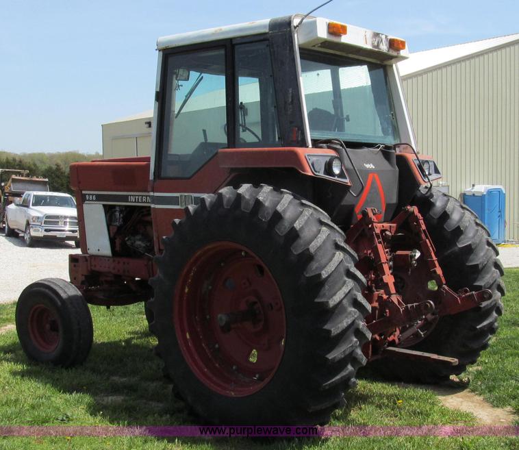 image for item E3923 1976 International 986 tractor