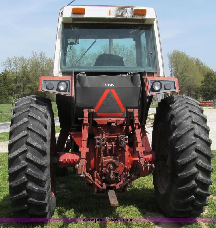 image for item E3923 1976 International 986 tractor