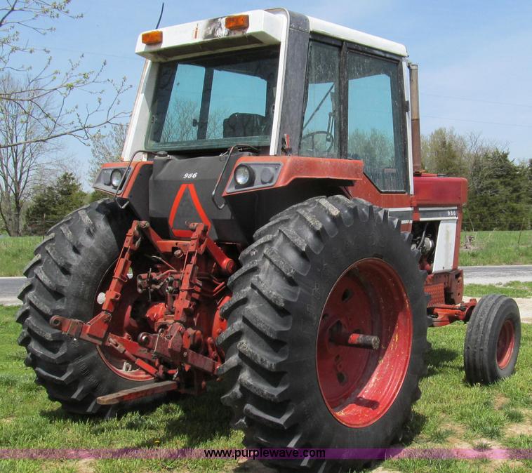 image for item E3923 1976 International 986 tractor