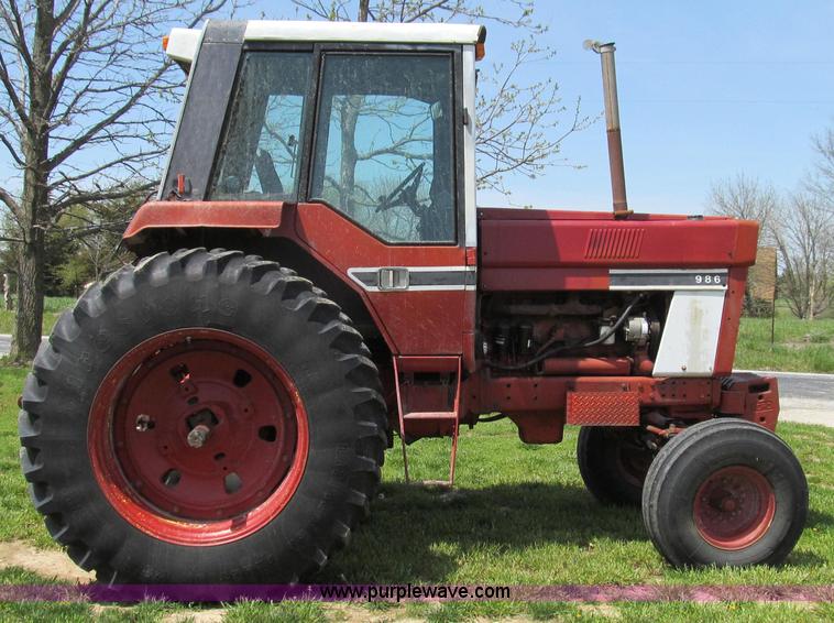 image for item E3923 1976 International 986 tractor