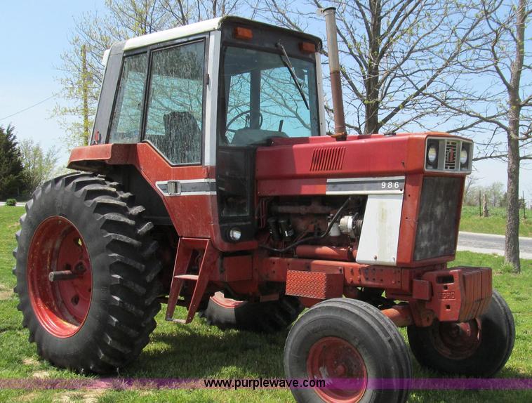 image for item E3923 1976 International 986 tractor
