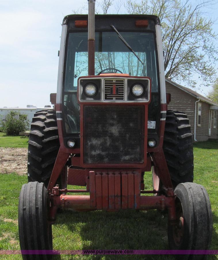 image for item E3923 1976 International 986 tractor
