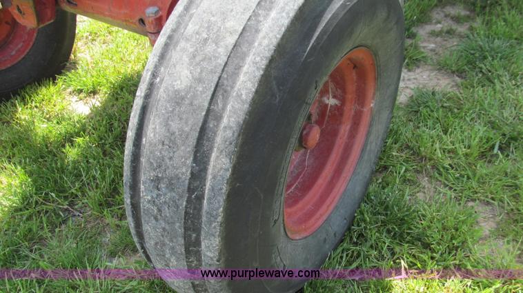 image for item E3923 1976 International 986 tractor