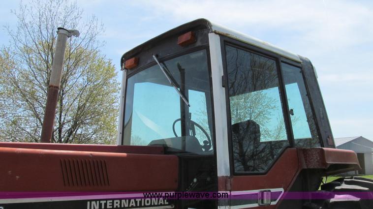 image for item E3923 1976 International 986 tractor