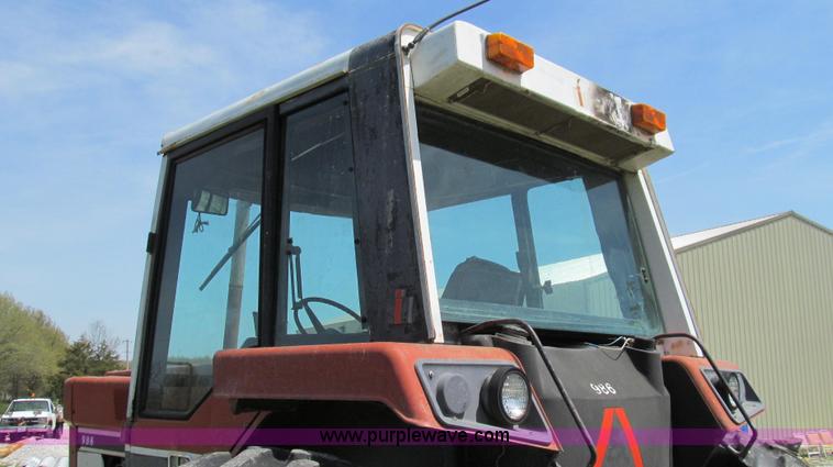 image for item E3923 1976 International 986 tractor