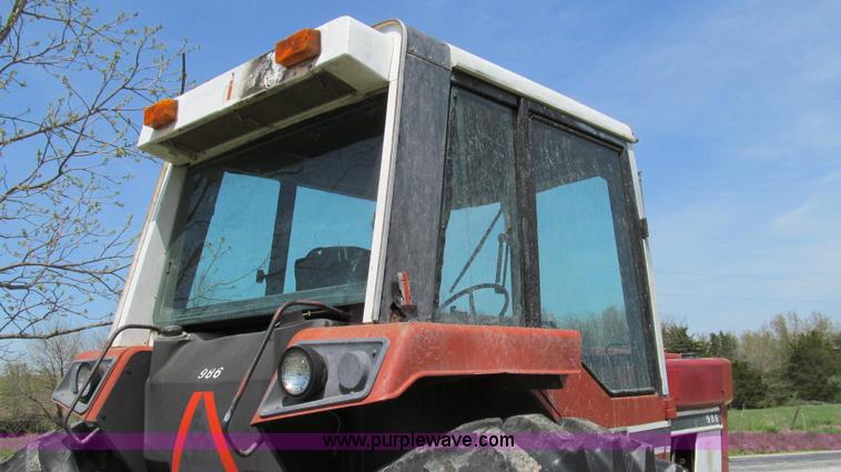 image for item E3923 1976 International 986 tractor