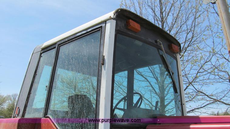 image for item E3923 1976 International 986 tractor