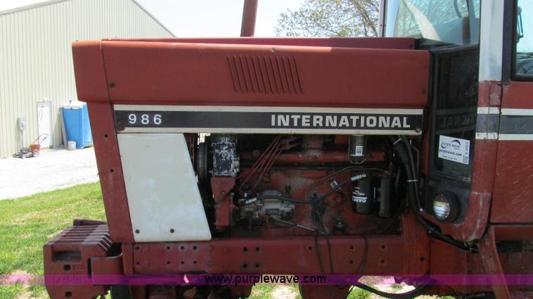 image for item E3923 1976 International 986 tractor