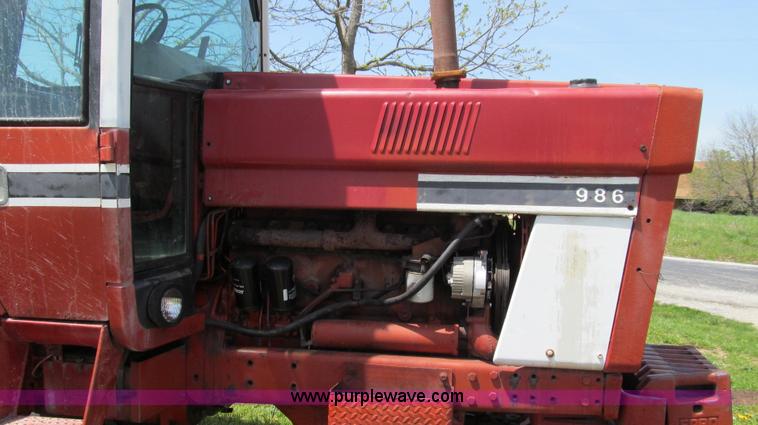 image for item E3923 1976 International 986 tractor