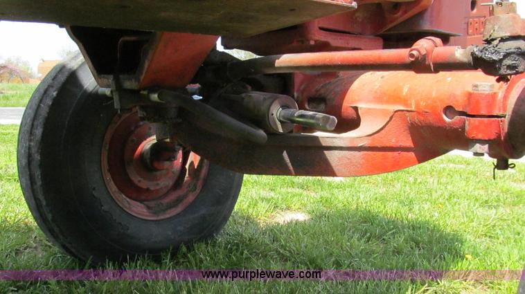 image for item E3923 1976 International 986 tractor