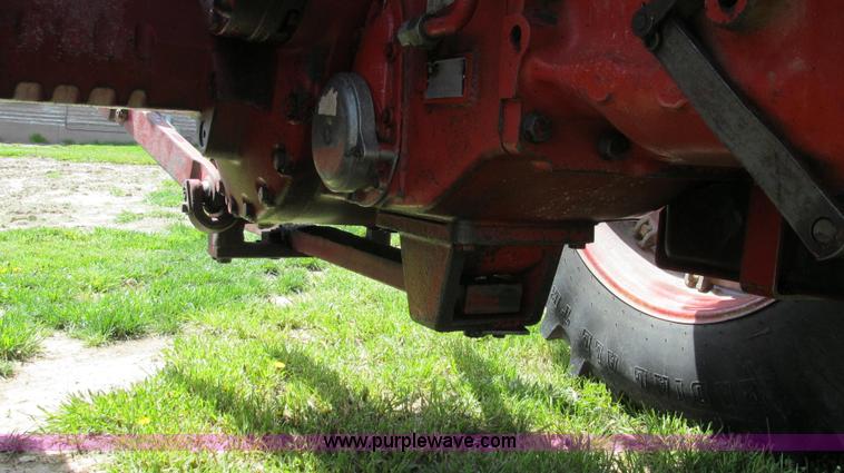 image for item E3923 1976 International 986 tractor