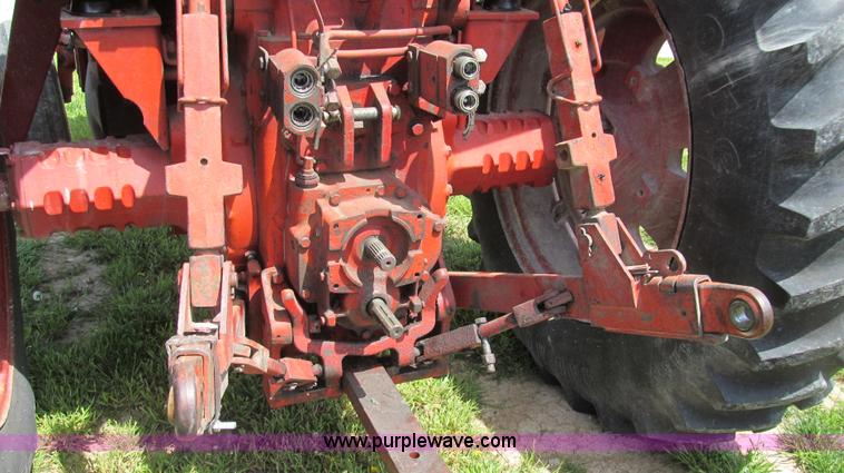 image for item E3923 1976 International 986 tractor