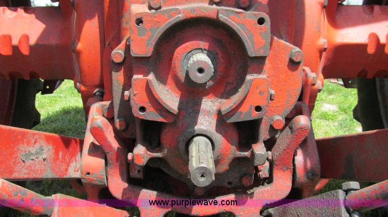 image for item E3923 1976 International 986 tractor