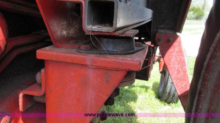 image for item E3923 1976 International 986 tractor