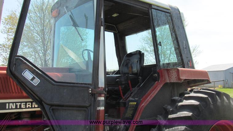 image for item E3923 1976 International 986 tractor