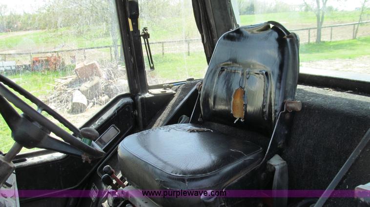 image for item E3923 1976 International 986 tractor
