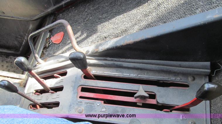 image for item E3923 1976 International 986 tractor