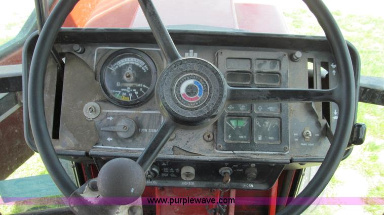 image for item E3923 1976 International 986 tractor
