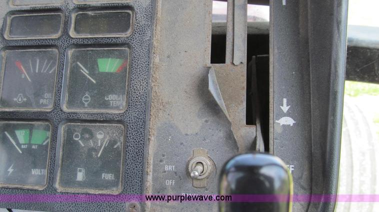 image for item E3923 1976 International 986 tractor