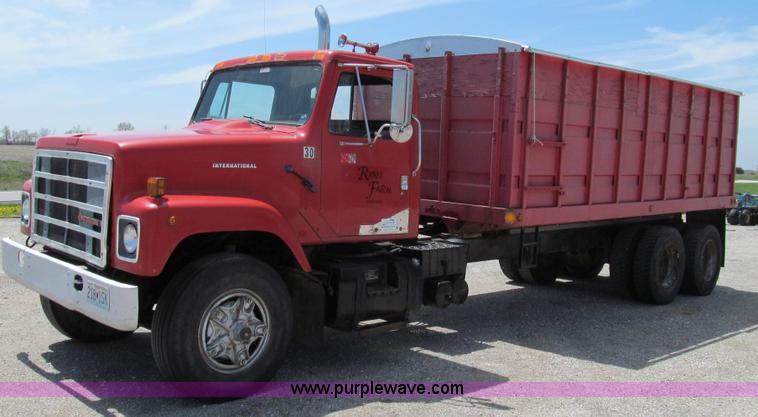 image for item E3924 1981 International F2575 grain truck