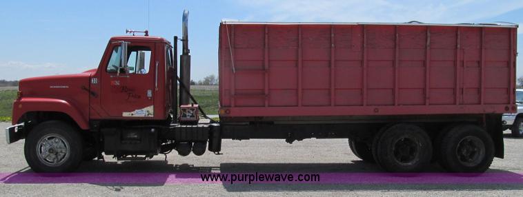 image for item E3924 1981 International F2575 grain truck