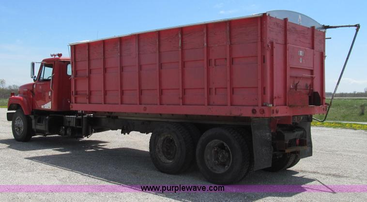image for item E3924 1981 International F2575 grain truck